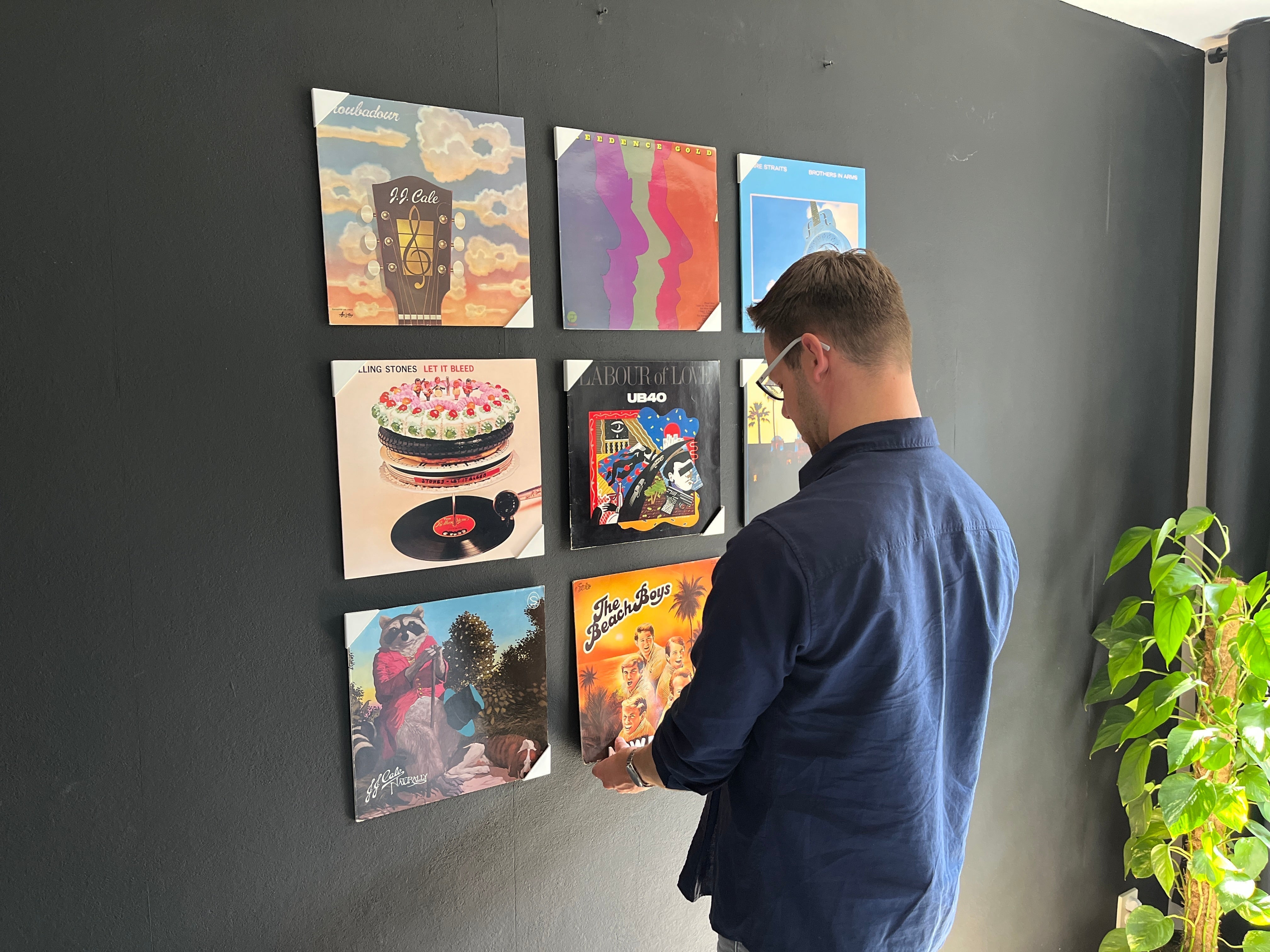 Jullie vragen, wij antwoorden: alles over het bevestigen van vinyl aan de muur