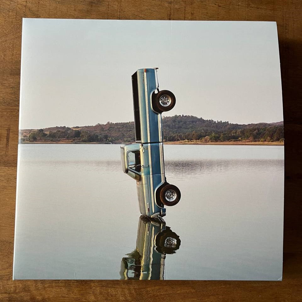 Albumhoes van Post Malone's F-1 Trillion vinyl album met vintage Ford truck