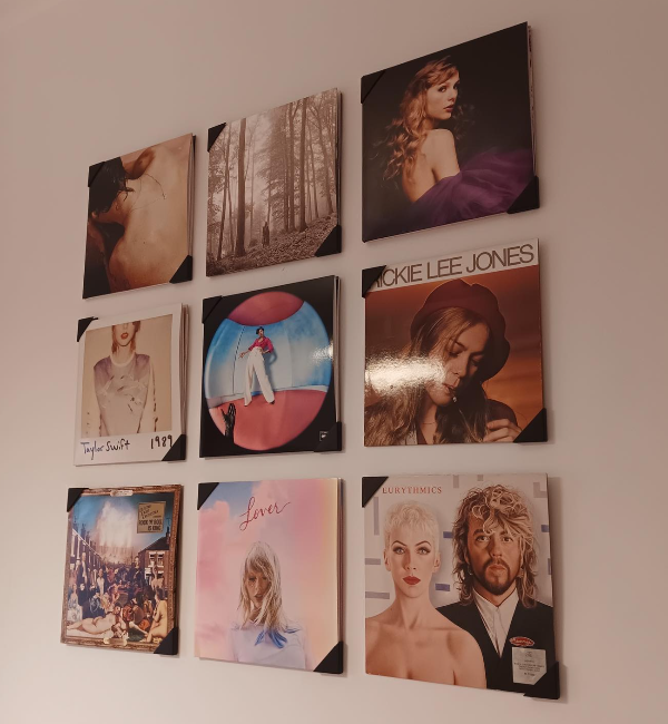 Platen aan de muur door klant