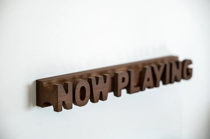 Now playing muurhouder bruin