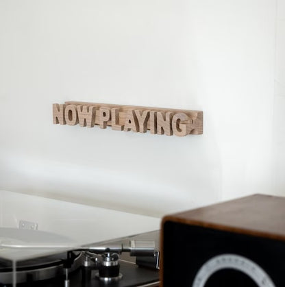 Now Playing licht hout