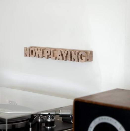 Now Playing licht hout